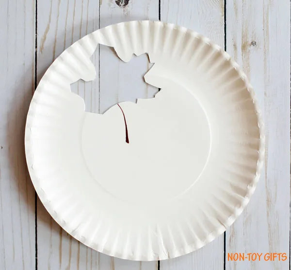 paper plate with leaf