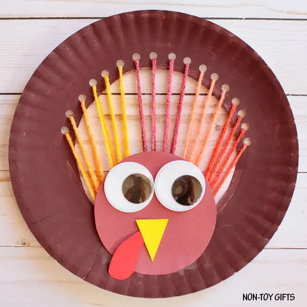 Simple yarn and paper plate turkey craft 