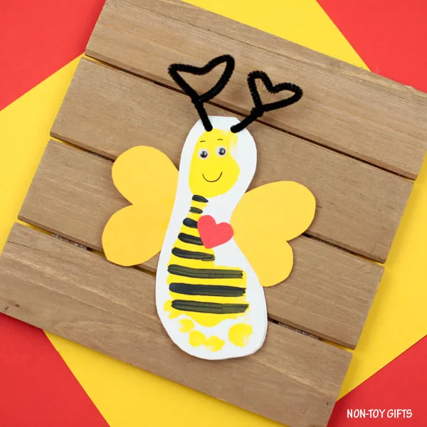 Footprint bee Valentine card for kids to make