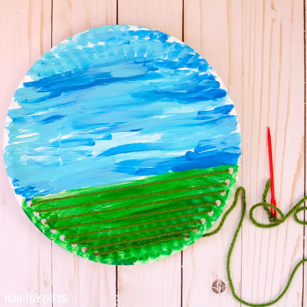 Yarn and paper plate craft
