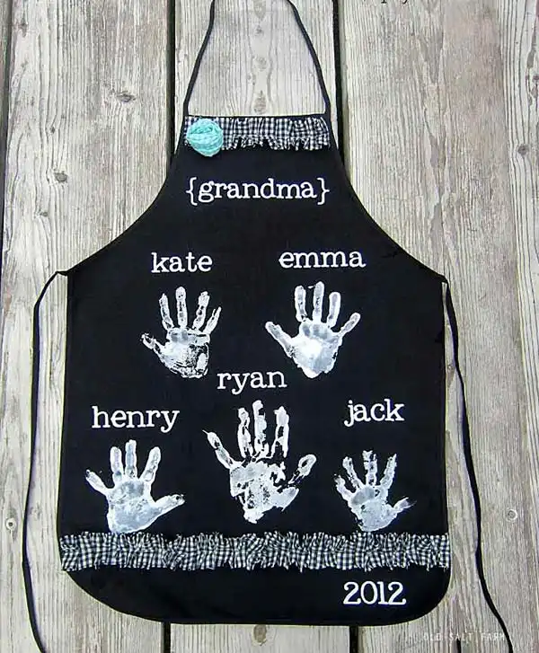 DIY handprint apron gift for grandma for Mother's Day