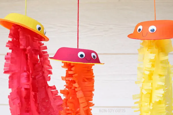 Ocean craft for kids: jellyfish