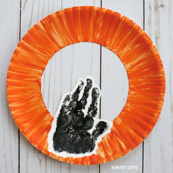 Paper plate pumpkin
