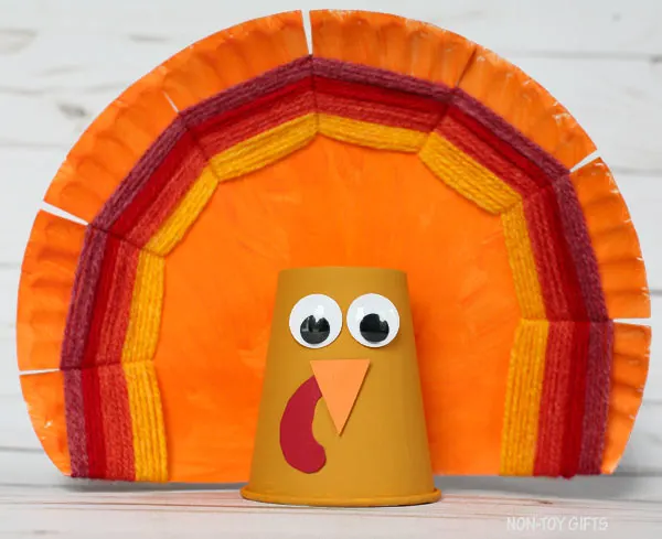 Paper plate and yarn turkey craft