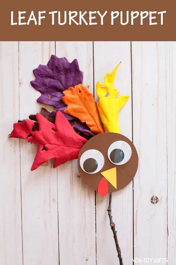 Leaf turkey craft for kids to make for Thanksgiving. Make a nature turkey puppet. #ThankgivingCraft #Turkey