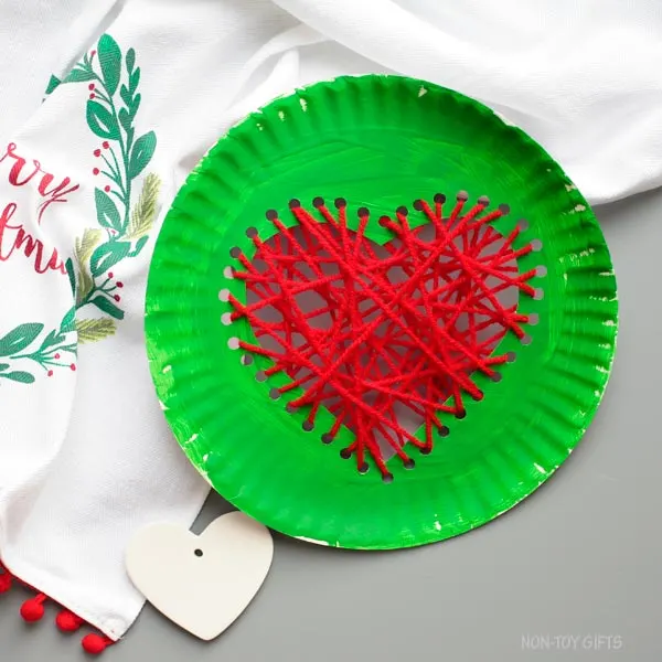 Easy paper plate Grinch craft with free printable template for preschoolers, kindergartners and older kids