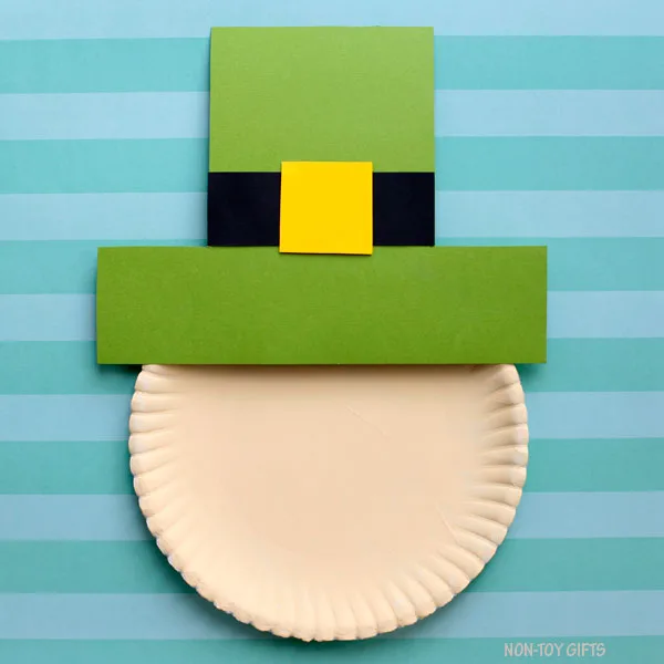 Paper plate with leprechaun hat