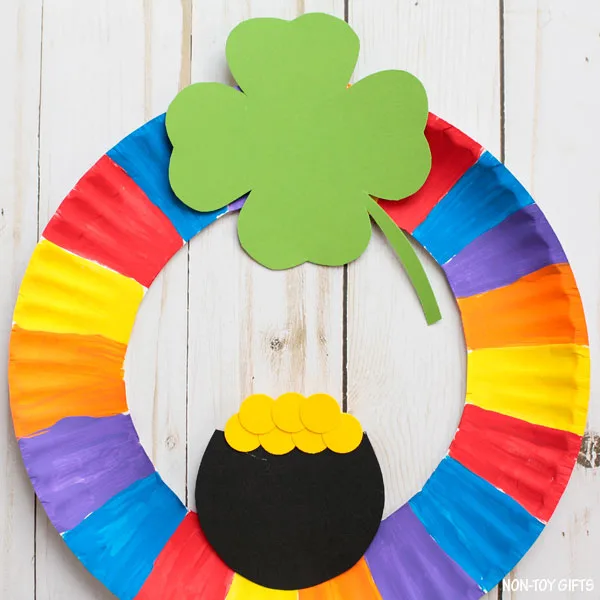 Paper plate St Patrick's Day wreath for kids