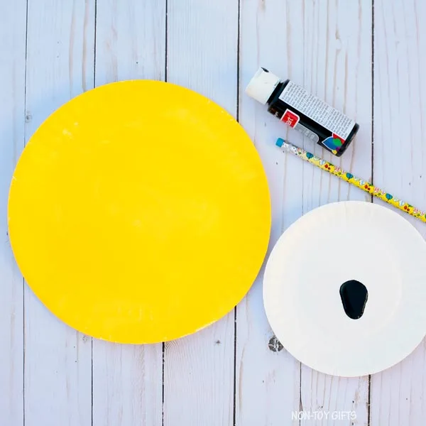 Yellow paper plate