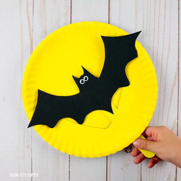 Paper plate interactive craft for Halloween
