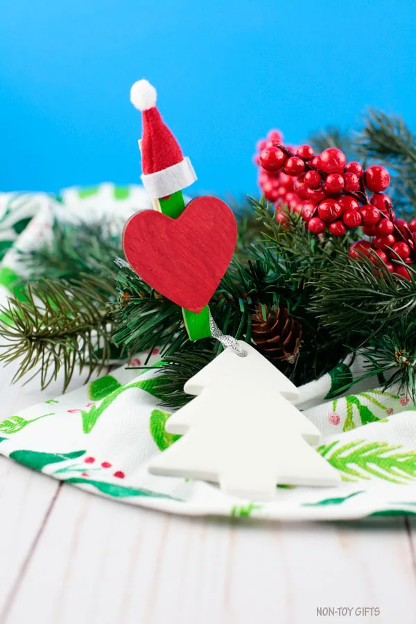 Display your kids artwork with these easy DIY Grinch clothespins. Simple Grinch craft