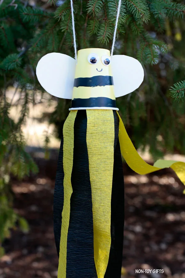 Paper cup bee windsocks