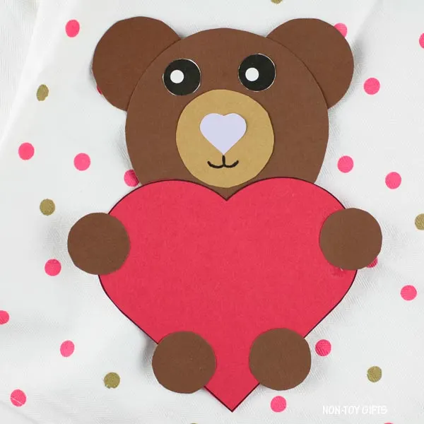 Valentine's Day heart bear craft for preschoolers, kindergartners and older kids