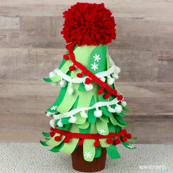 Easy Handprint Christmas tree craft