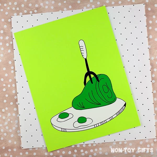 Preschool Dr Seuss craft: Green Eggs and Ham Craft
