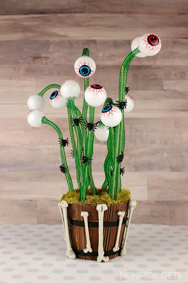 simple and cheap Creepy Eyeball Plant - DIY Halloween Decoration