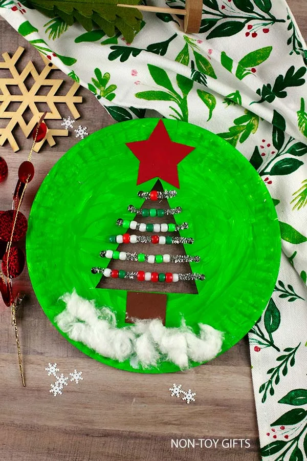 easy Christmas tree paper plate craft for preschool with free printable template