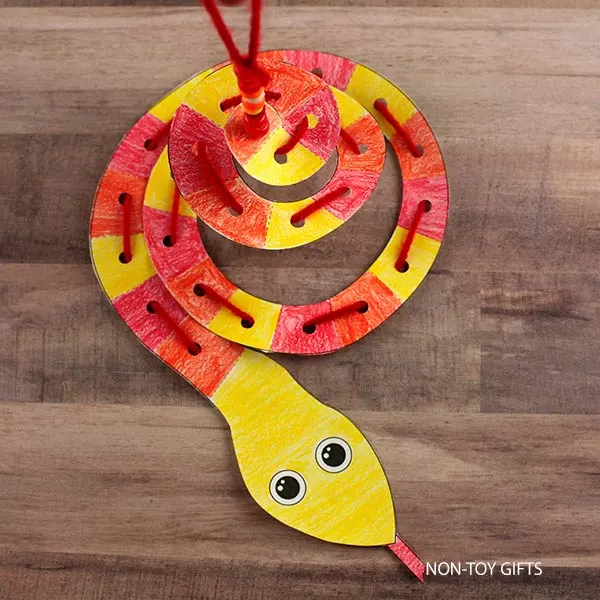 easy swirly spiral snake craft for preschoolers