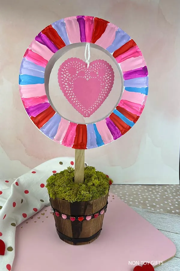Valentine DIY decoration made with paper plates