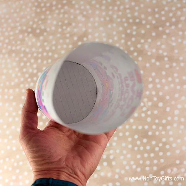 slide the circles at the bottom of the lantern