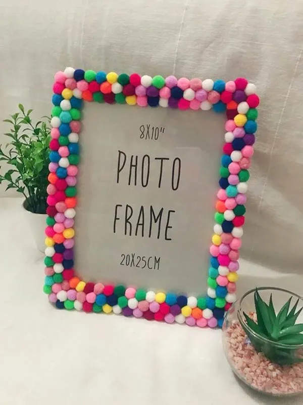 DIY gifts for grandma: pom pom photo frame