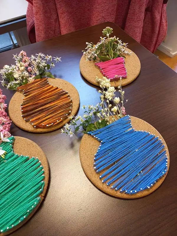 DIY gifts for grandma: yarn flower vases